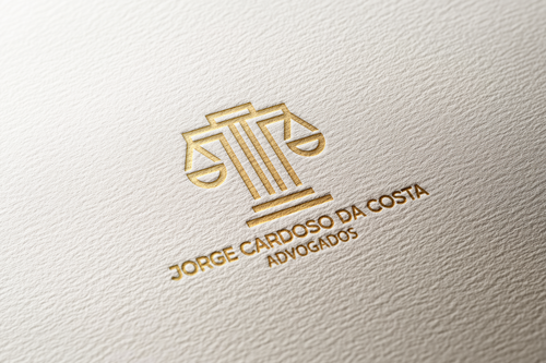Logótipo de Jorge Cardoso da Costa — Advogados em relevo dourado sobre papel texturado